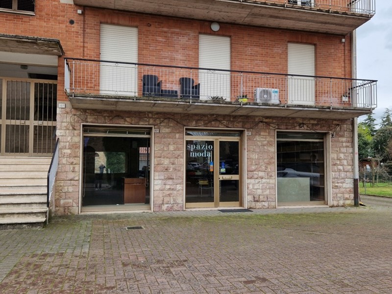 Immobile commerciale in Vendita a Perugia, 168'000€, 216 m², con Box