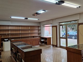 Immobile commerciale in Vendita a Perugia, 168'000€, 216 m², con Box