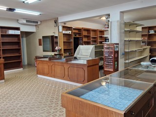 Immobile commerciale in Affitto a Perugia, 1'450€, 216 m², con Box