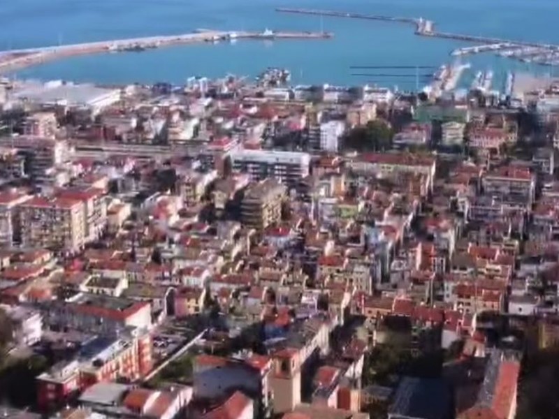 Immobile commerciale in Affitto a San Benedetto del Tronto, 4'500€, 400 m²