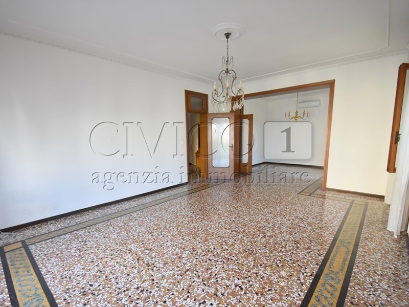 Casa Semi Indipendente in Affitto a Vicenza, zona Stanga, 1'600€, 180 m², arredato, con Box