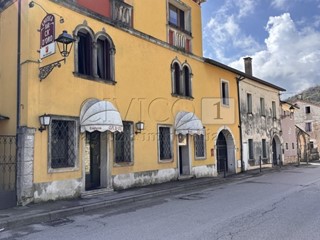 Immobile commerciale in Vendita a Longare, zona Costozza, 120'000€, 68 m², arredato