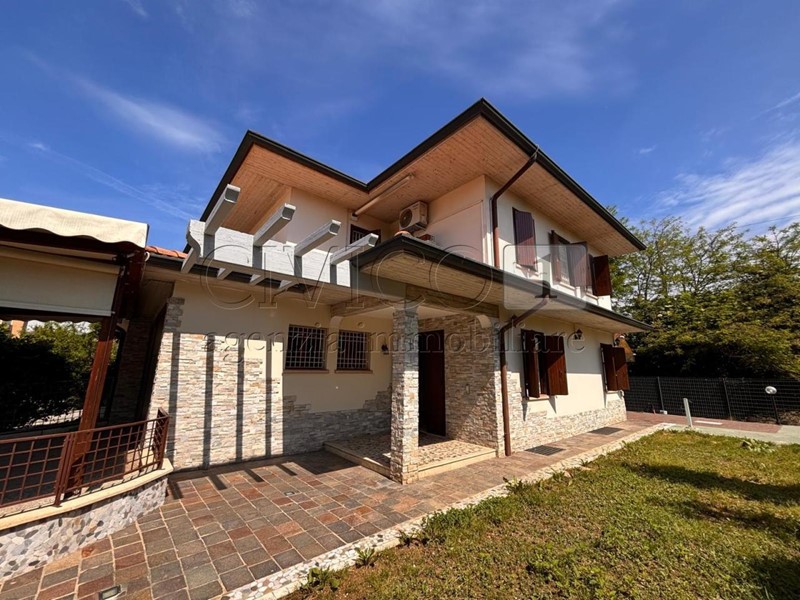 Casa Indipendente in Vendita a Torri di Quartesolo, 345'000€, 195 m², con Box