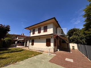 Casa Indipendente in Vendita a Torri di Quartesolo, 320'000&euro;, 195 m², con Box