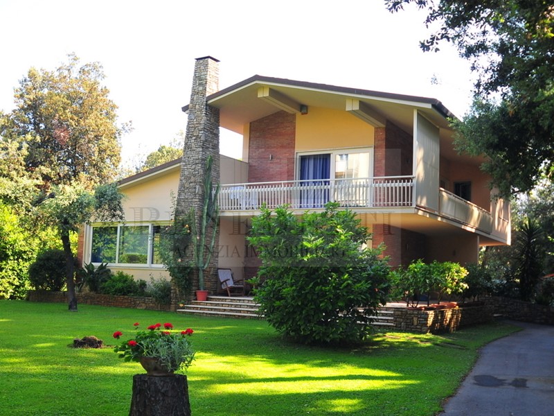 Villa in Vendita a Pietrasanta, zona Marina Di Pietrasanta, 1'700'000€, 190 m²