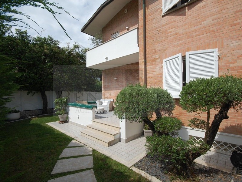 Villa in Vendita a Pietrasanta, zona Marina Di Pietrasanta, 1'050'000€, 150 m²