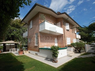 Villa in Vendita a Pietrasanta, zona Marina Di Pietrasanta, 1'050'000€, 150 m²