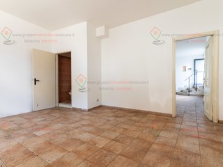 Ufficio in Vendita a Siracusa, zona Adda Gelone Timoleonte, 45'000&euro;, 68 m²