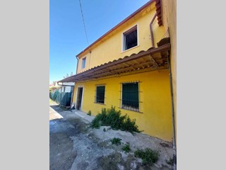 Casa Indipendente in Vendita a Carrara, zona Marina Di Carrara, 120'000€, 80 m²