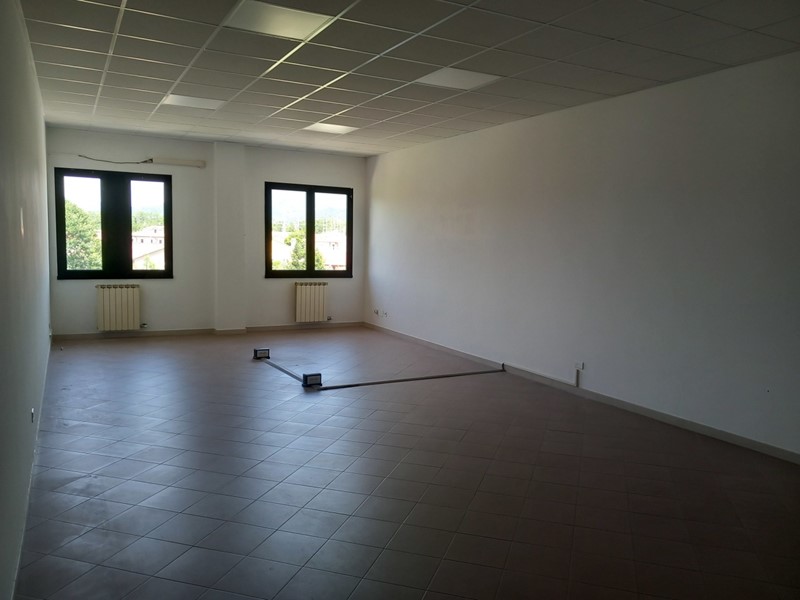 Attività commerciale in Affitto a Sarzana, 600€, 60 m²