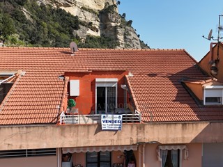 Trilocale in Vendita a Ventimiglia, zona Roverino, 150'000€, 69 m²