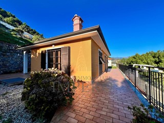 Casa Indipendente in Vendita a Camporosso, 510'000€, 190 m², arredato, con Box