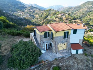 Casa Indipendente in Vendita a Ventimiglia, zona Latte, 359'000€, 148 m²