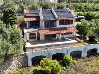 Casa Indipendente in Vendita a Ventimiglia, zona San Lorenzo, 790'000€, 303 m², con Box