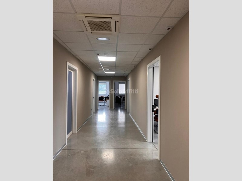 Ufficio in Affitto a Cepagatti, zona Villanova, 7'000€, 760 m²