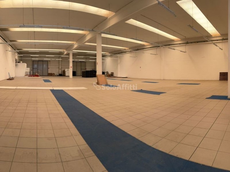 Capannone in Affitto a Città Sant'Angelo, zona Villa Serena, 4'000€, 1700 m²