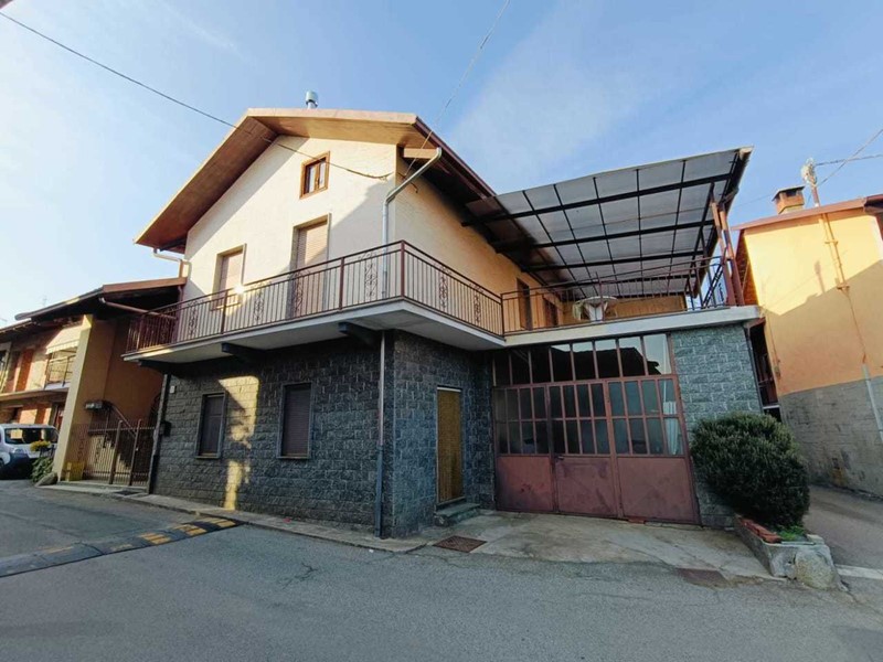 Casa Semi Indipendente in Vendita a Front, 95'000€, 217 m², con Box