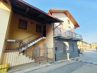 Casa Semi Indipendente in Vendita a Front, 95'000€, 217 m², con Box