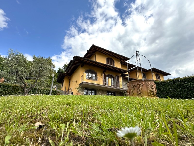 Casa Indipendente in Vendita a Vaiano, 640'000€, 350 m², con Box