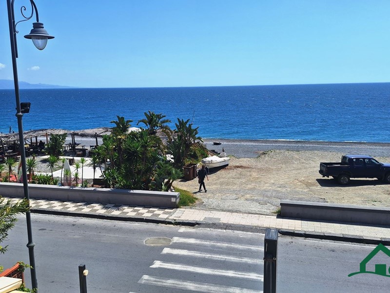 Appartamento in Vendita a Nizza di Sicilia, 530'000€, 400 m²