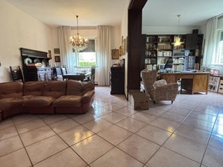 Villa bifamiliare in Vendita a Cascina, 320'000€, 160 m², con Box