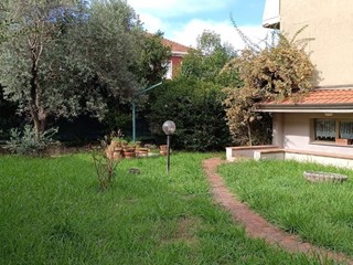 Casa Semi Indipendente in Vendita a Carrara, zona Avenza, 320'000€, 150 m², con Box