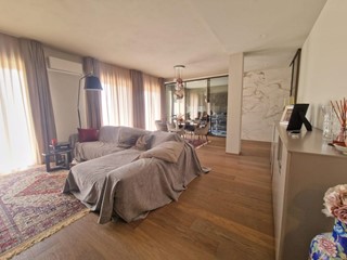 Appartamento in Vendita a Carrara, zona Marina di Carrara, 600'000€, 140 m², arredato