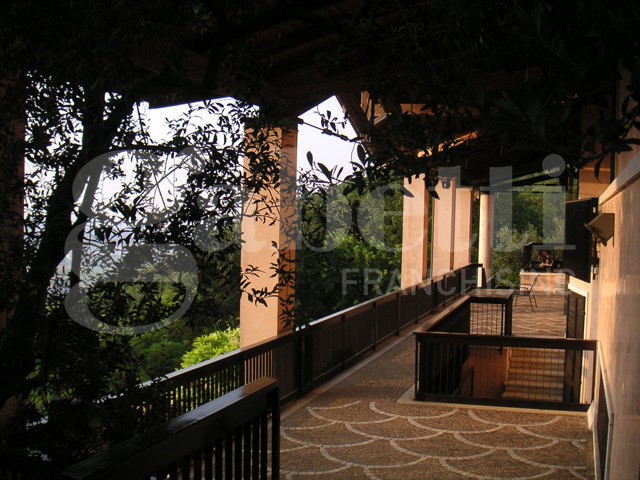 Villa in Affitto a Verona, 4'000€, 450 m²