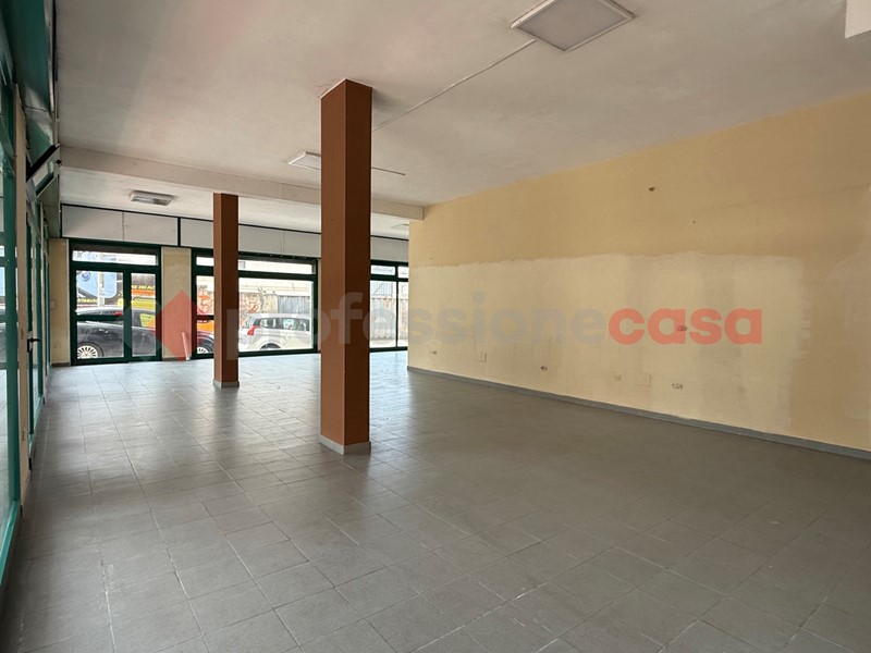 Negozio in Vendita a San Giorgio Ionico, 280'000€, 220 m²