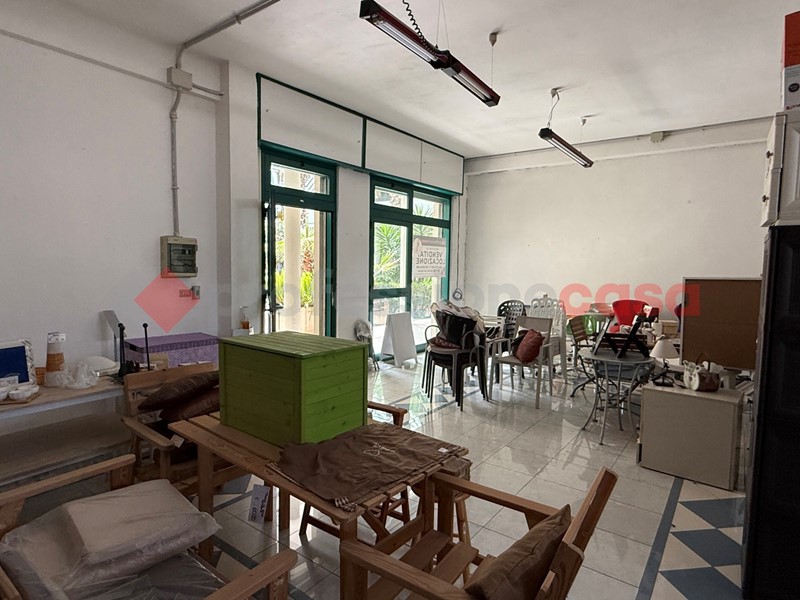 Negozio in Vendita a San Giorgio Ionico, 220'000€, 258 m²