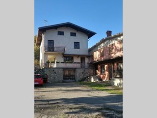 Casale in Vendita a Farini, 200'000€, 2128 m²