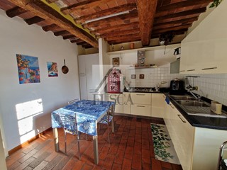 Casa Semi Indipendente in Vendita a Lucca, zona santa maria a colle, 240'000&euro;, 180 m²