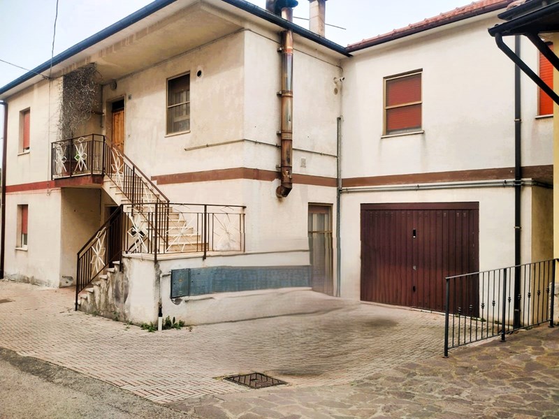 Appartamento in Vendita a Torrevecchia Teatina, zona castelferrato, 90'000€, 115 m², con Box