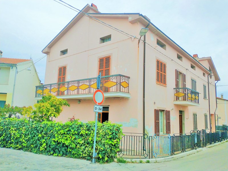 Casa Semi Indipendente in Vendita a Tollo, zona centro, 78'000€, 165 m², arredato