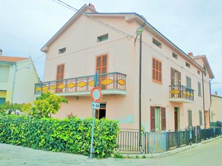 Casa Semi Indipendente in Vendita a Tollo, zona centro, 78'000€, 165 m², arredato