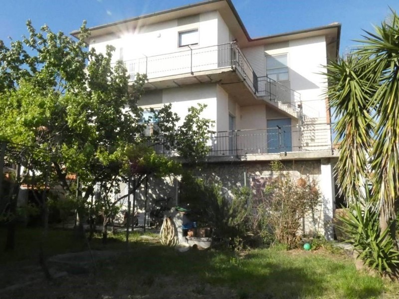 Villa bifamiliare in Vendita a Rosignano Marittimo, zona Rosignano Solvay, 350'000€, 350 m², con Box