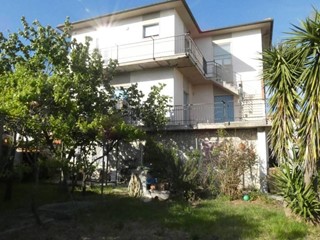 Villa bifamiliare in Vendita a Rosignano Marittimo, zona Rosignano Solvay, 350'000€, 350 m², con Box