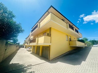 Trilocale in Vendita a Altopascio, zona Badia Pozzeveri, 150'000€, 75 m², arredato, con Box