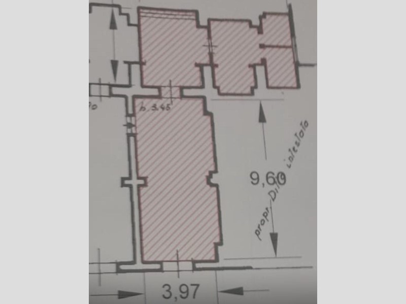 Negozio in Affitto a Carrara, 800€, 100 m²