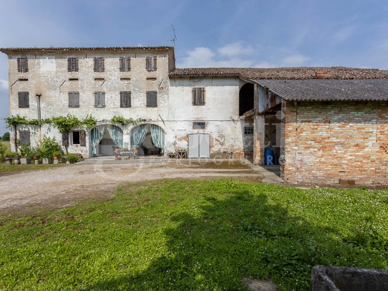 Casale in Vendita a Pramaggiore, 115'000€, 350 m²
