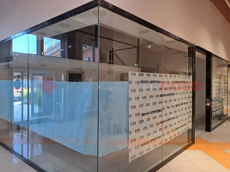 Negozio in Affitto a Villa San Giovanni, 800€, 60 m²