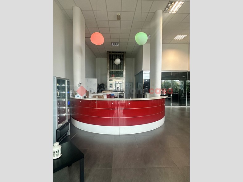 Negozio in Affitto a Livorno, 6'000€, 900 m²