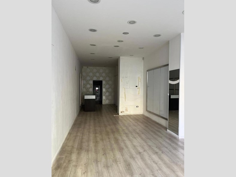 Negozio in Affitto a Brindisi, 1'500€, 70 m²