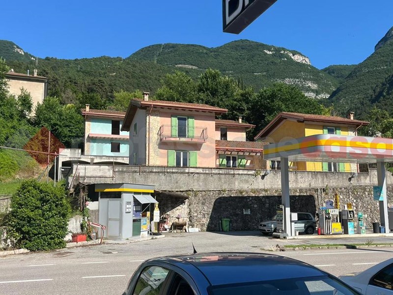 Villa bifamiliare in Vendita a Dolcè, 240 m²