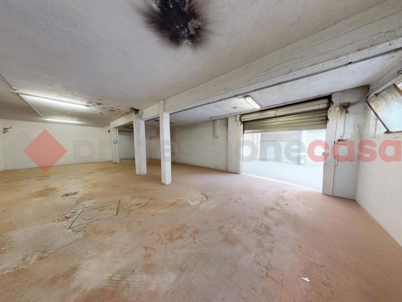 Magazzino in Vendita a Roma, 140'000&euro;, 216 m²