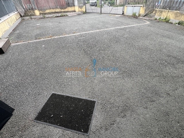 Immobile commerciale in Affitto a Massa, 1'800€, 320 m²