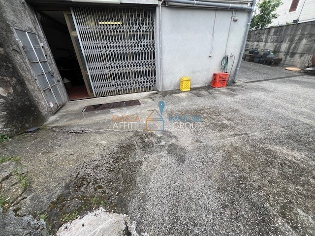 Capannone in Affitto a Massa, 1'000€, 195 m²