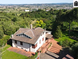 Villa in Vendita a Santa Maria a Monte, 550'000€, 477 m², con Box
