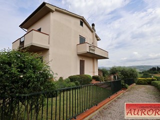 Casa Indipendente in Vendita a Poggibonsi, 330'000€, 100 m², arredato, con Box
