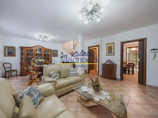 Villa bifamiliare in Vendita a Cascina, zona Latignano, 380'000€, 175 m², con Box